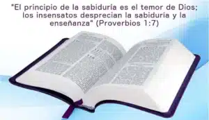 una Biblia abierta con el versículo Proverbios 1:7: "El principio de la sabiduría es el temor de Dios; los insensatos desprecian la sabiduría y la enseñanza