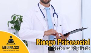 Personal de admisiones gestionando el Riesgo Psicosocial en Sector Salud Privado durante la atención de usuarios.
