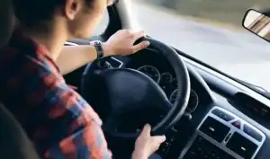 ③心に余裕を持ち焦らず運転をする