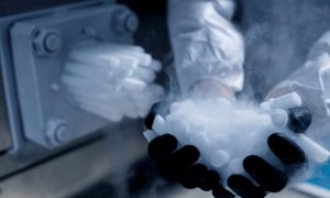 Dry ice tidak boleh dipegang, Sumber: Dry ice tidak boleh dipegang, Sumber: emergencyice.com