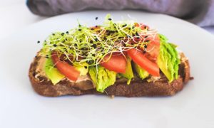 Nussbrot mit Avocado