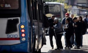 Lee más sobre el artículo Lomas: Se cayó al bajar del colectivo, culpó al chofer y recibirá una suma millonaria