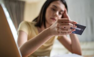 Lee más sobre el artículo El sueldo dura cada vez menos: la mitad del salario se agota en los primeros cinco días del mes
