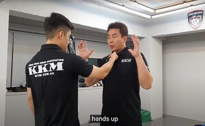 나이프 위협