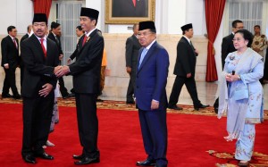 Presiden Joko Widodo, Wapres Jusuf Kalla, dan Presiden ke-5 Megawati dalam acara pelantikan Kepala Lemsaneg (8/1) di Istana Negara.