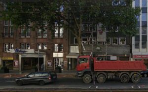 Graf-Adolf-Straße 45, damals Sitz der DDR-Mission - heute mit Gerüst und Spielsalon