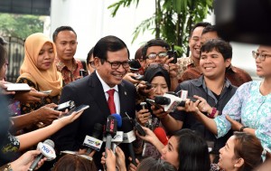 Photo Caption: Cabinet Secretary Pramono Anung responds to reporters questions after the inauguration of General Elections Commission (KPU) Commissioner Hasyim Asyari on Monday (29/8), at the State Palace, Jakarta