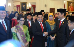Soetrisno Bachir diberikan ucapan selamat oleh Presiden Jokowi usai dilantik sebagai Ketua KEIN, di Istana Negara, Jakarta, Rabu (20/1) pagi. (Foto:Humas/Rahmat)