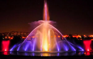 Fuente cibernética del Parque Europa de Torrejón de Ardoz durante un espectáculo nocturno