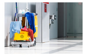 Professionelle Gebäudereinigung in Hannover – Reinigungswagen mit Reinigungsmitteln von PrimeService