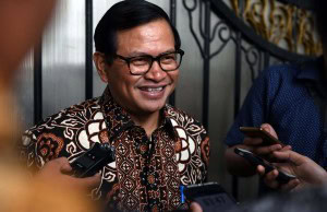 Cabinet Secretary Pramono Anung gives explanation to the journalists after a Limited Meeting on gas price for industry, at the Presidential Office, Jakarta, on Tuesday (4/10) afternoon
