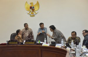 Presiden berdiskusi dengan Wapres, Menko Perekonomian dan Menkeu sbeelum Rapat Terbatas di Kantor Presiden, Selasa (18/7). (Foto: Humas/Jay)
