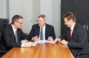 Die Geschäftsleitung der ZLB diskutiert den Jahresabschluss 2015. Von links nach rechts: René Sieber, Mitglied der Bankleitung; Hans-Ulrich Stucki, Bankleiter; Roger Bernhard, Stv. Bankleiter Quelle: zvg