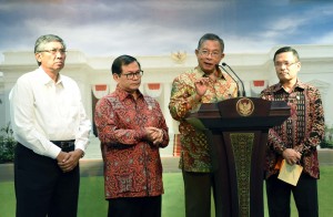 Menko Perekonomian Darmin Nasution, Seskab Pramono Anung, Menteri Perindustrian Saleh Husin, dan Wakil Menkeu Mardiasmo menyampaikan hasil Ratas Lanjutan Pembahasan Tingkat Kandungan Dalam Negeri, pada Selasa (23/2) sore.