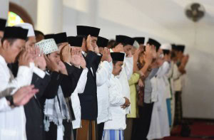 Presiden Jokowi melaksanakan Sholat Iedul Adha di Serang, Banten (12/9). (Foto: Humas/Jay)