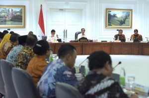 President Jokowi leads a limited meeting on the Development of the 2016 Revised State Budget (APBNP) and the 2017 Draft State Budget on Friday (16/9), at the Presidential Office, Jakarta