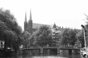 Singel 412 - 446 v.r.n.l., met op nummer 446 de R.K. Kerk De Krijtberg. Op de voorgrond de Heibrug