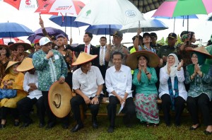 Presiden Jokowi didampingi Ibu Negara Iriana dan Gubernur Jateng Ganjar Pranowo saat berkunjung ke Desa Sonorejo, Kabupaten Sukoharjo, Jateng, Sabtu (31/1)
