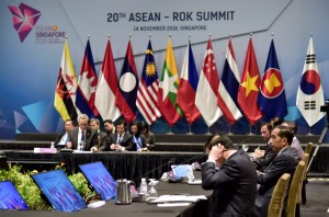 Presiden Jokowi menghadiri KTT ASEAN-Korea, di Suntec Convention Centre, Singapura, Rabu (14/11) siang. (Foto: BPMI Setpres)