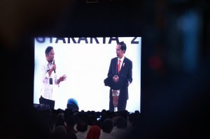 President Jokowi has a dialog with a participant of an event at Graha Pradipta Jogja Expo Center (JEC), Yogyakarta, Wednesday (25/7). (Picture: Public Relations Division/ Fitri)