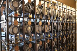 Bierkrüge der Stammgäste im Hofbräuhaus / (c) Christian Eickmann, https://travelchrismunich.wordpress.com/munchen-i/