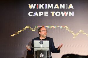 Jimmy Wales spricht auf der Wikimania 2018 in Kapstadt (Quelle: Wikimedia)