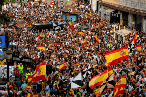 Ciudadanos concentrados de forma pacífica portando banderas en apoyo a la soberanía de Ceuta.