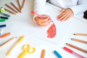 遊戯療法をしている子供-遊戯療法や家族療法のイメージ