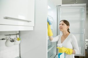 Miros neplacut in frigider? Cauze frecvente si solutii eficiente de curatare