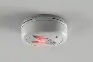 Rauchmelder an der Decke während einer Funktionsprüfung