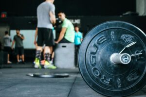 Sessione di allenamento di strength and conditioning con bilanciere
