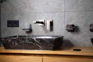 Badezimmer Fliesenarbeiten Salzburg – modernes Bad vom Fliesenleger Meisterbetrieb