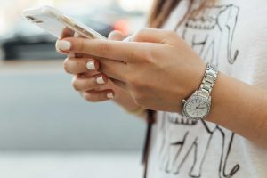 スマートフォン決済とは？3つの種類や支払い方法・メリットデメリット・導入時のポイントを解説