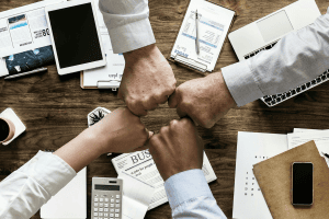 顧客関係管理（CRM）とは？SFA・MAとの違いや主な機能・メリット・デメリットを解説