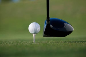 Driver et balle sur le tee
