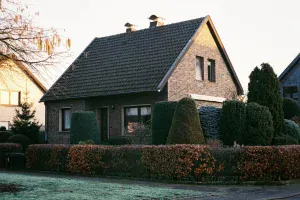 Einfamilienhaus mit Hecke – ein Sachverständiger ermittelt bei der Hausbewertung den Verkehrswert