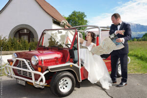 Brautpaar, Fotoshooting mit einem alten Auto.
Hochzeitsfotograf Patrice Grünig