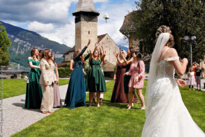 Brautstrass werfen und alle ledigen Frauen möchten ihn fangen. Urheber Hochzeitsfotograf Patrice Grünig