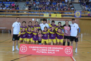 Jugadoras alevines del Torrejón Sala celebrando título en Torrejón de Ardoz