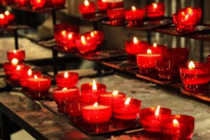 Velas encendidas en la oscuridad en señal de duelo