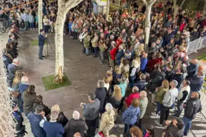 Vecinos y miembros de la corporación guardan un minuto de silencio en la Plaza Mayor de Torrejón de Ardoz