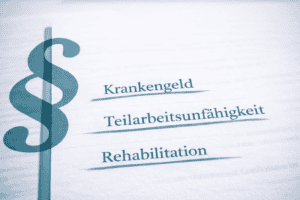 Grafische Darstellung mit großem Paragraphenzeichen in Teal. Rechts daneben drei untereinander angeordnete Begriffe in derselben Farbe, jeweils mit Unterstreichung: Krankengeld, Teilarbeitsunfähigkeit, Rehabilitation. Weißer Hintergrund. Das Bild verweist auf zentrale Regelungsbereiche des Referentenentwurfs für ein GKV-Beitragssatzstabilisierungsgesetz vom 16.04.2026 – im Beitrag mit Fokus auf chronisch Kranke.