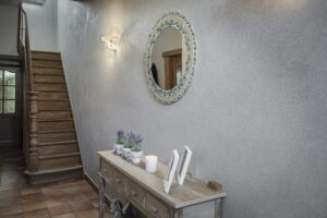 Inkomhal afgewerkt met Tusk techniek, kras- en stootvaste wandafwerking met duurzame trapafwerking