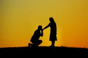 幸せになった二人のシルエット
