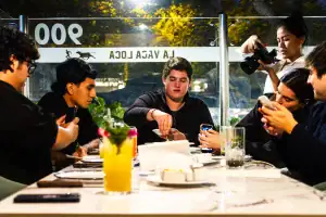 Azloenvivo graba contenido en la terraza de La Vaca Loca, con el letrero del restaurante de fondo