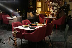 Salle de restaurant en service, illustrant les besoins d'assurance RC Pro et multirisque d'un restaurant