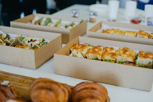 Buffet traiteur dressé pour un événement, illustrant les risques couverts par l'assurance traiteur