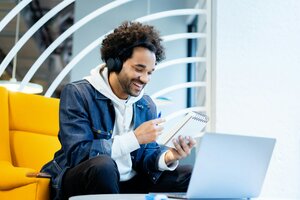 Freelancer working in a coworking space, illustrating business insurance needs for expat entrepreneurs in France