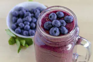 blueberry smoothie in a mason jar