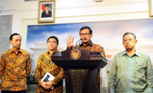 Seskab bersama Menko Perekonomian, Mendag, dan Kepala BKPM menyampaikan konferensi pers usai mengikuti Rapat Terbatas di Kantor Presiden, Jakarta (12/1) (Foto:Humas/Rahmat)